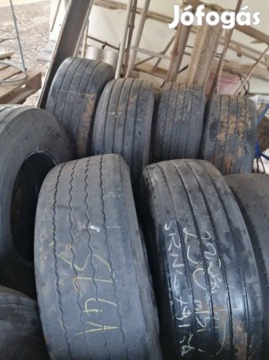 Eladók használt 385/65 R 22.5 kamion gumi abroncsok