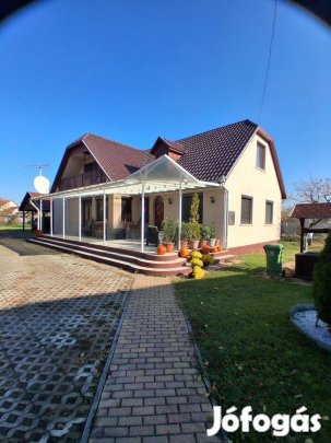 Eladókertes lakóház