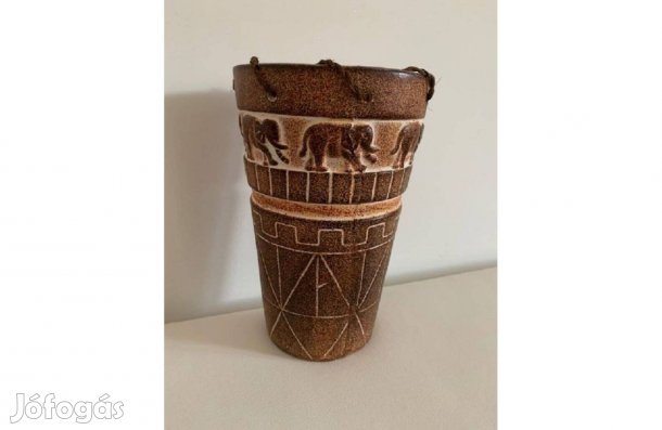 Elefánt mintájú barna színű kerámia váza