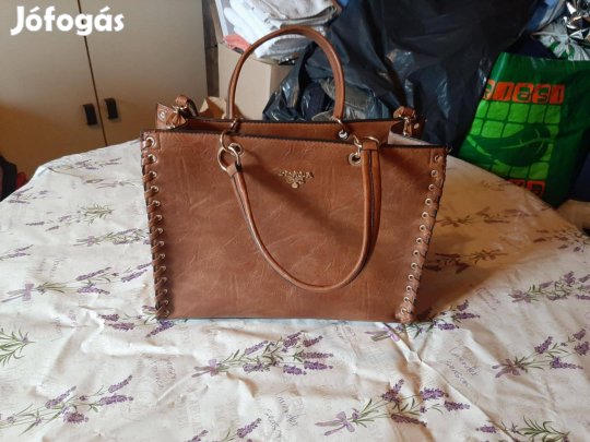 Elegáns Prada stílusú női táska igényes megjelenés