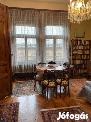 Elegáns , nagypolgári lakás Liftes társasházban