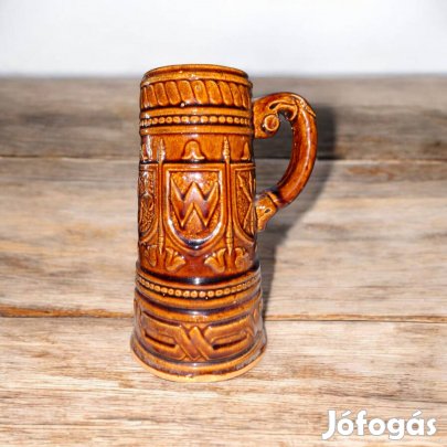 Elegáns, barna mázas kerámia söröskorsó - Címeres díszítéssel