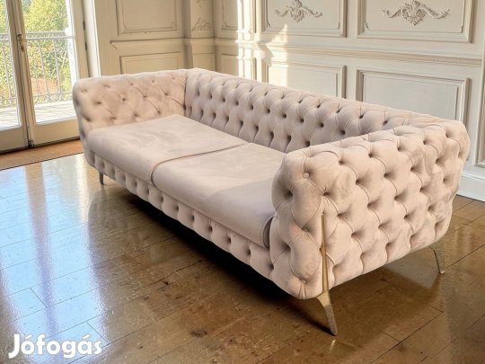 Elegáns, chesterfield stílusú, gombtűzött, világos-bézs kanapé