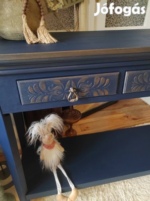 Elegáns, éjkék konzolasztal keresi új otthonát 