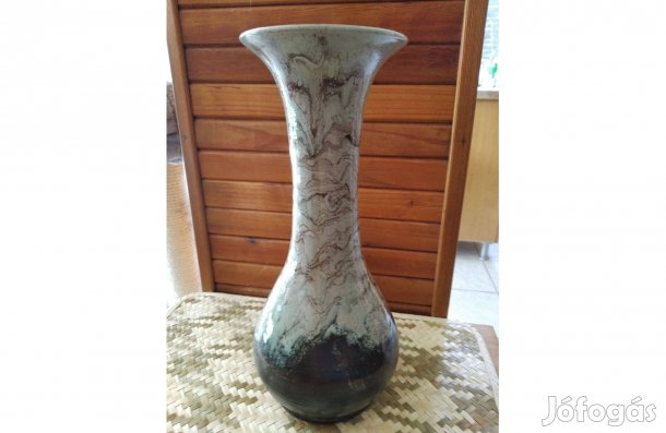 Elegáns, mutatós közepes méretű váza eladó!