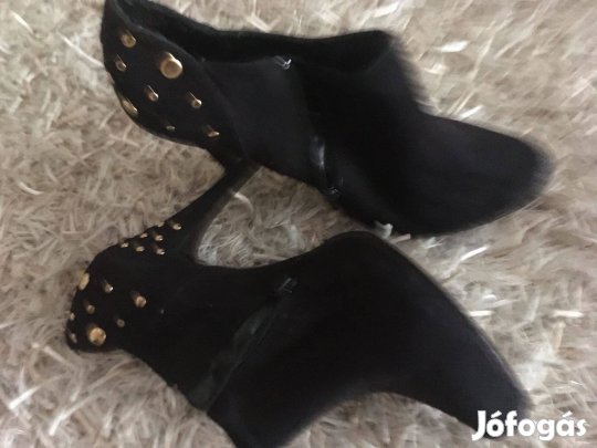 Elegáns, mutatós magassarkú cipő