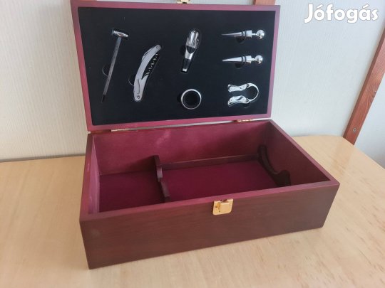 Elegáns fa bortartó díszdoboz boros szettel (7 eszköz)