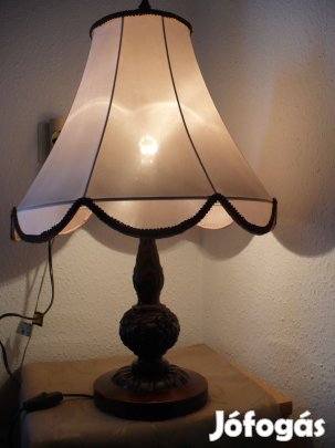 Elegáns faragott asztali lámpa