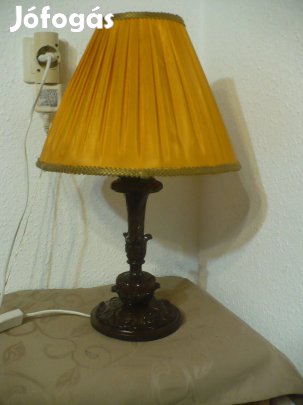 Elegáns faragott asztali lámpa