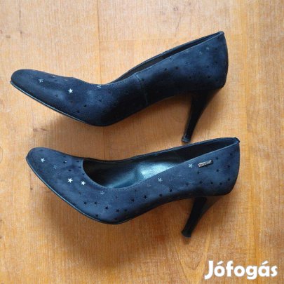 Elegáns fekete magassarkú cipő, diszkrét csillagmintával