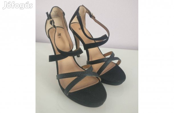 Elegáns fekete tűsarkú szandál