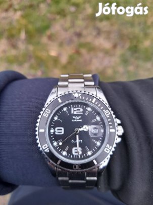 Elegáns férfi ezüst karóra dátumkijelzéssel