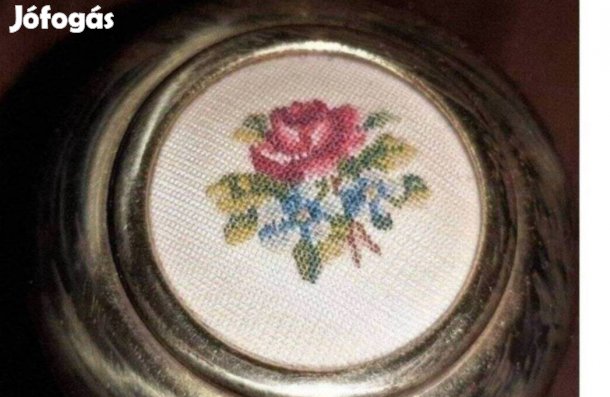 Elegáns gobelin díszítésű réz doboz