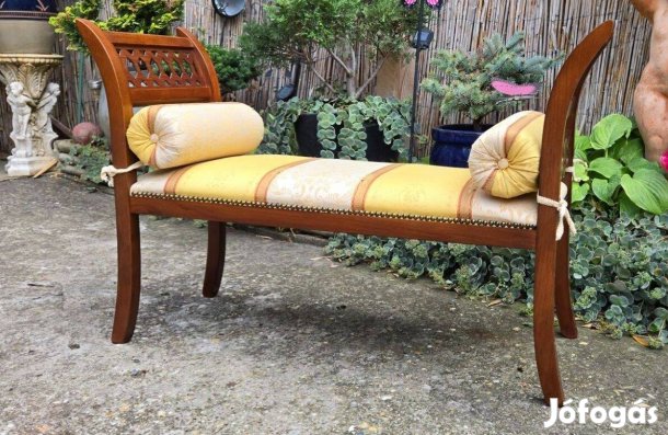 Elegáns karfás szék- pad két díszpárnával