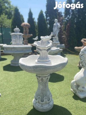 Elegáns kerti csobogó madáritató