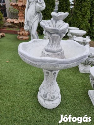 Elegáns kerti csobogó madáritató fagyálló műkőből