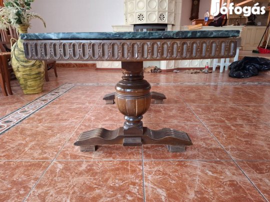 Elegáns klasszikus dohányzóasztal zöld márványlappal