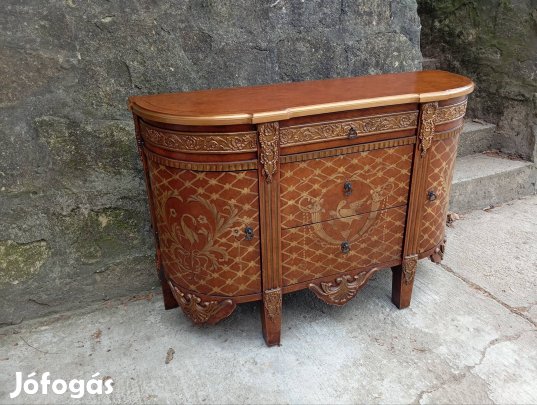 Elegáns klasszikus stílusú komód.