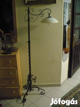 Elegáns kovácsoltvas állólámpa