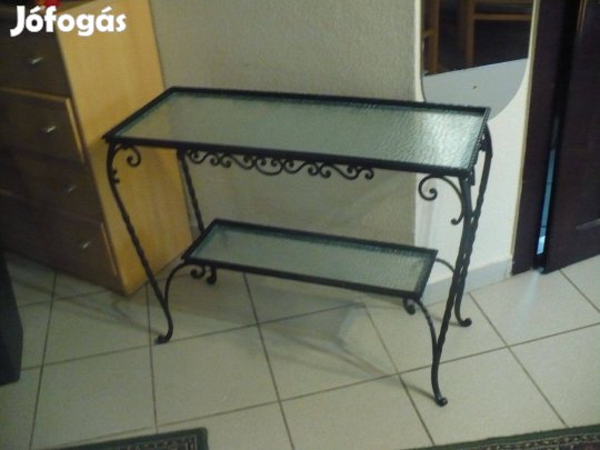 Elegáns kovácsoltvas asztal