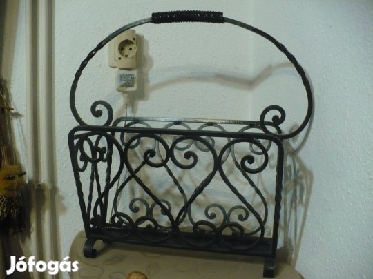 Elegáns külsővel kovácsoltvas újságtartó