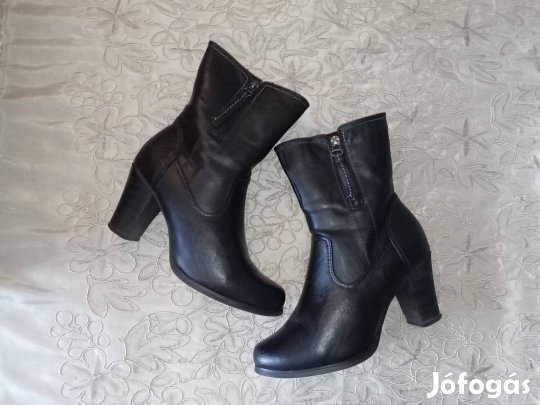 Elegáns letisztult fekete női bokacsizma - 39 (bth: 25,2 cm)