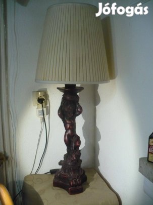 Elegáns műgyanta puttós asztali lámpa