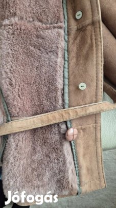 Elegáns női hasított bőr irhakabát prémes ujjvéggel és gallérral