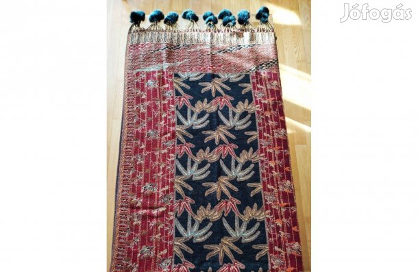 Elegáns női sál arany szállal rókaprém pom-pommal