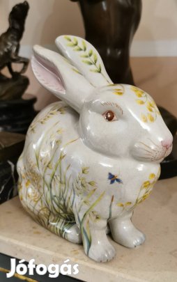 Elegáns porcelán nyúl figura - tökéletes húsvéti dekoráció