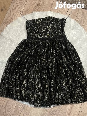 Elegáns ruha arany csipkével