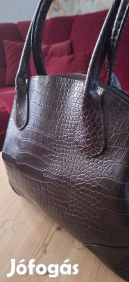 Elegáns sötétbarna krokodilmintás női kézitáska