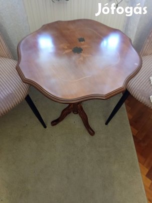Elegáns szék kis asztalkával