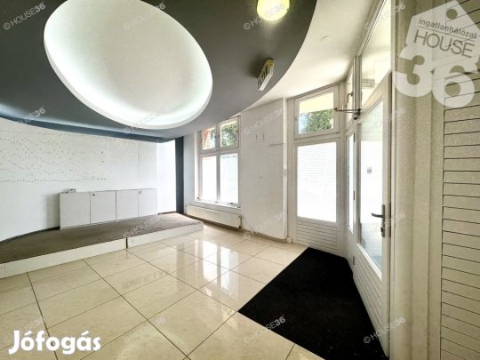 Elegáns utcafronti üzlethelyiség a belváros peremén eladó!