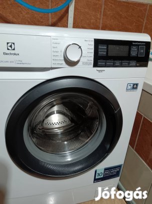 Elektrolux 2 éves keskenyitett mosógép kitűnő állapotban.