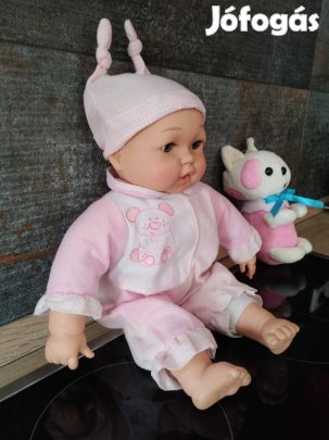 Elektromos baba kezeit nyomva beszél MAMA Papa Kakaó baba