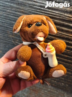 Elektromos hangot adó szemét cumira behunyó kiskutyus plüss