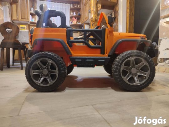 Elektromos ket szemelyes gyermek kisautó