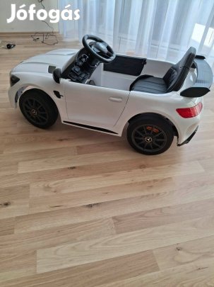 Elektromos kisautó gyerekeknek - Mercedes AMG