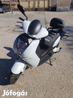 Elektromos nagytestű robogó 150 km hatótávú eladó