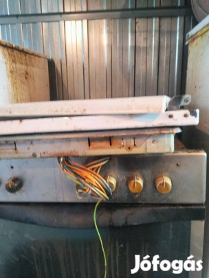 Elektromos sutő főzőlapal a főzalapnak a teteje el van tőrve