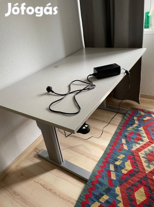 Elektromosan állítható magasságú, stabil író/munka asztal 80x150cm