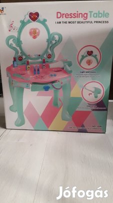 Elemes fésűlködőasztal elemes hajszárítóval és kiegészítőkkel