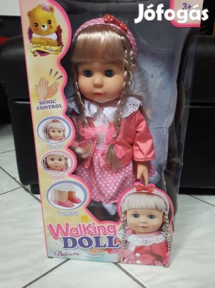 Elemes sétáló baba