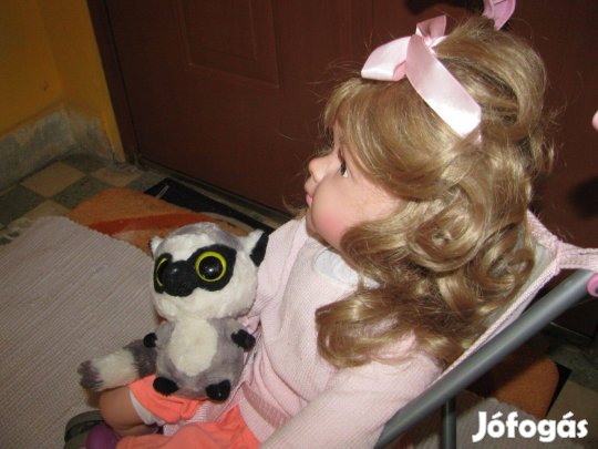 Élethű 55 cm játékbaba teste textil babakocsival dús hajú csizmás