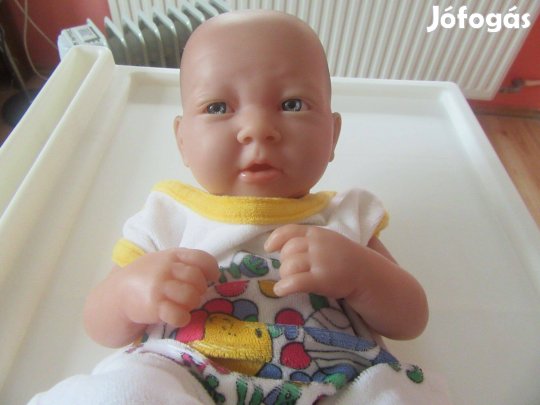 Élethű Baba Sok ruhával