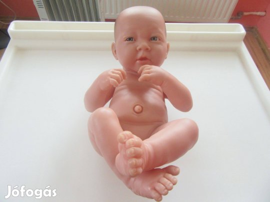 Élethű Baba sok ruhával