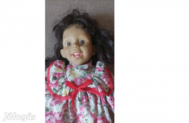 Élethű baba, hosszú barna hajú, 30cm