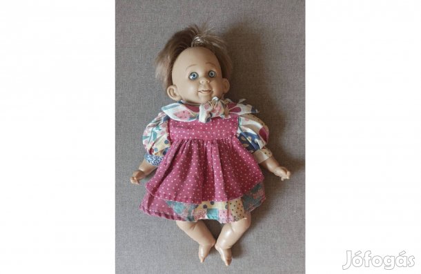 Élethű baba, rövid barna hajú, 30cm