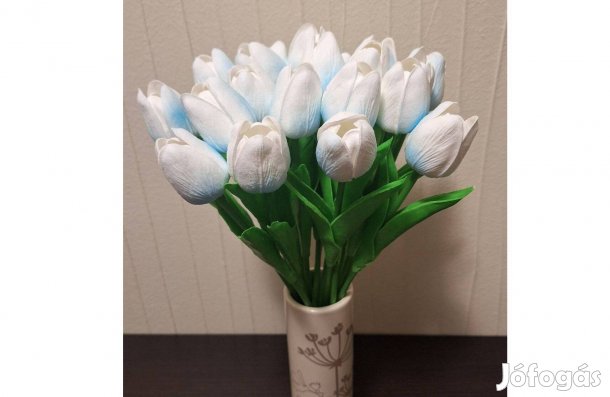 Élethű tulipáncsokor